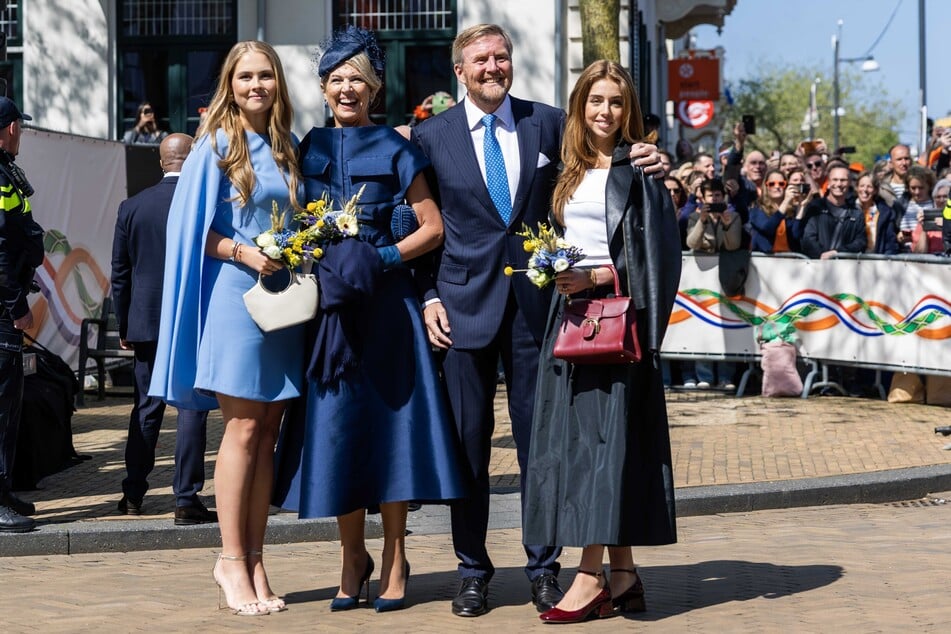 Prinzessin Amalia (22, l.) und Prinzessin Alexia (20, r.) an der Seite ihrer Eltern.