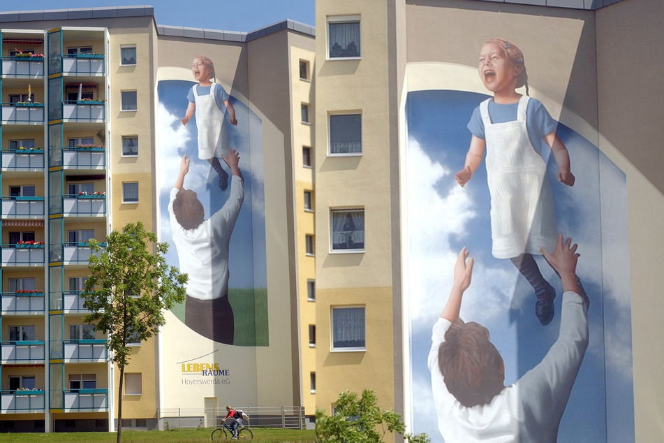 Ein sanierter Plattenbau in Hoyerswerda. Zu DDR-Zeiten lebten viele junge Familien in der Stadt, heute droht sie zu vergreisen.