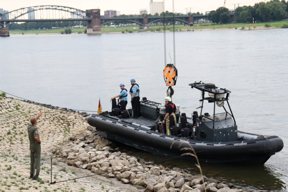 Mit einem Kran versuchte die Feuerwehr das Stecken gebliebene Bundeswehr-Boot anzuheben.