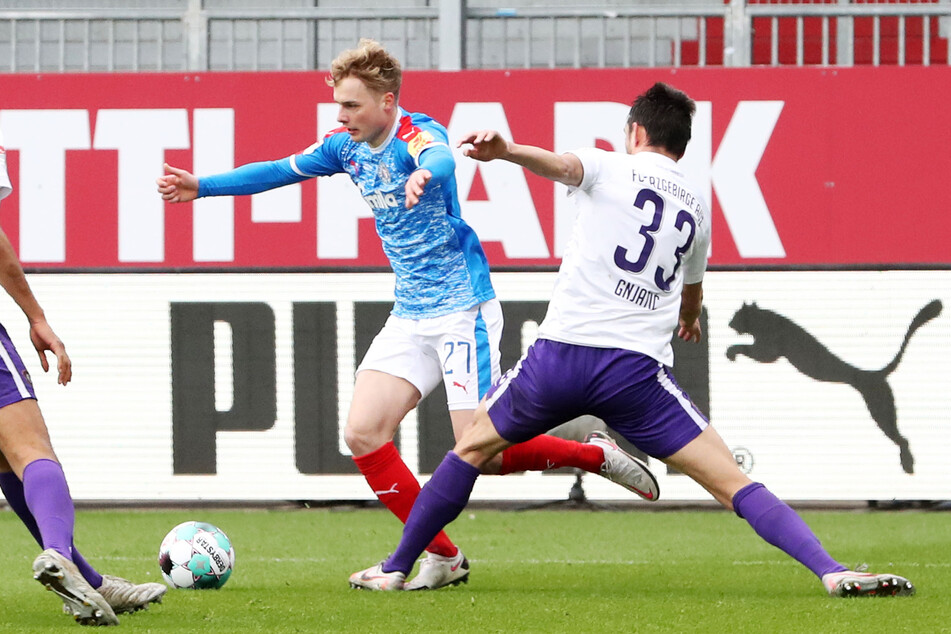 Ognjen Gnjatic (r.) kommt gegen Kiels Finn Porath einen Schritt zu spät und trifft statt Ball nur Beine - klarer Elfmeter!