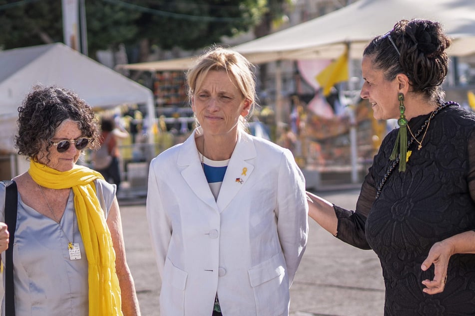 Bildungsministerin Karin Prien (60, m., CDU) besucht den Geiselplatz in Tel Aviv und trifft Vertreter der deutsch-israelischen Geiselfamilien.