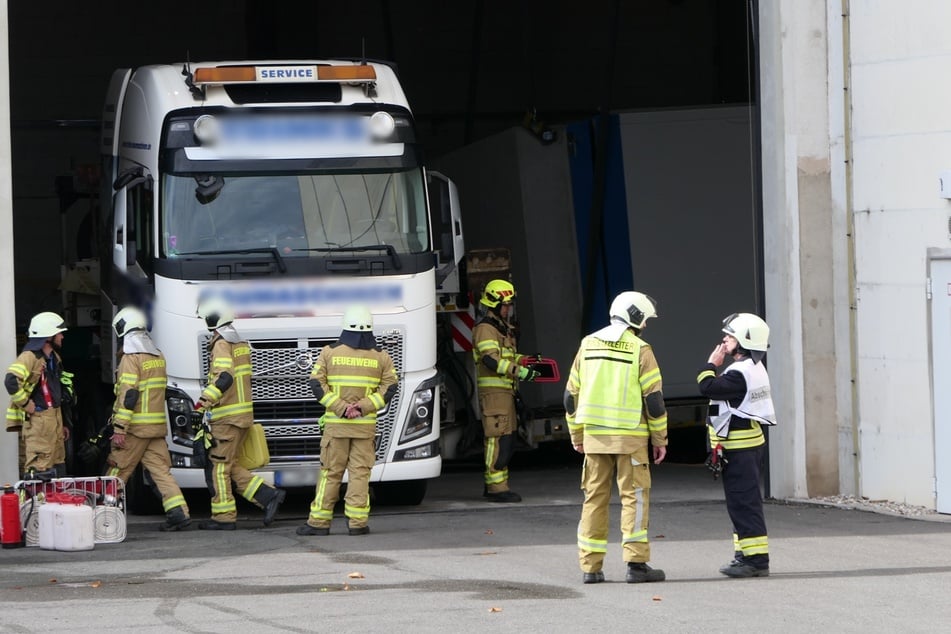 Ein Trafo war von einem Laster gekippt, woraufhin rund 1000 Liter Öl ausliefen. Die Kameraden konnten das Öl binden. Anschließend wurde die Halle an eine Reinigungsfirma übergeben.