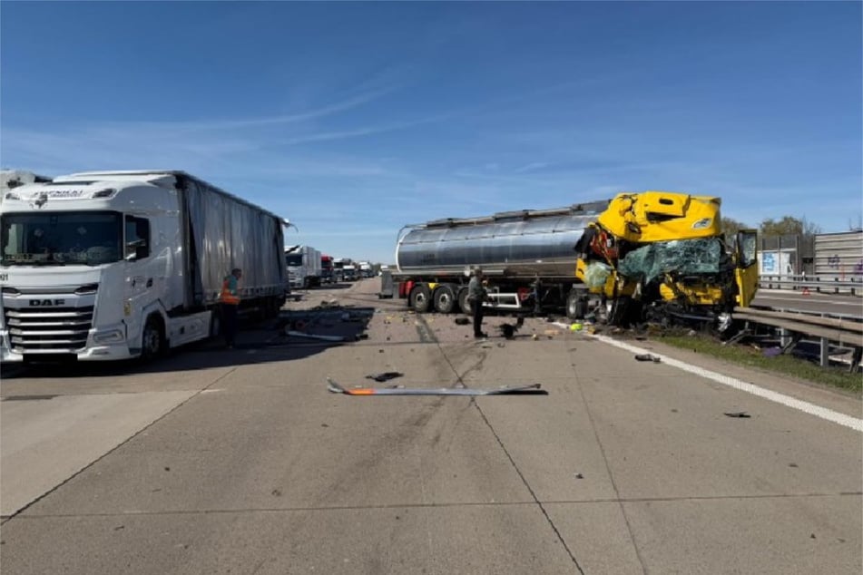 Ein Lastwagenfahrer wurde bei dem Unfall schwer verletzt.