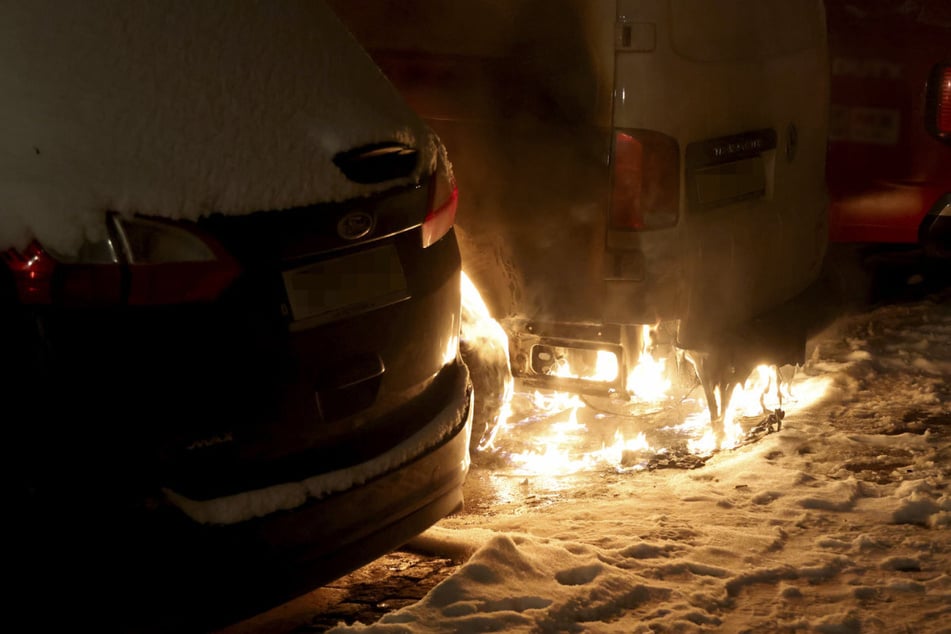 Der Transporter stand im hinteren Bereich in Flammen.