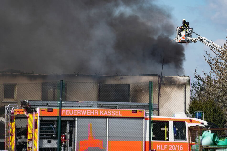 Lagerhalle im Vollbrand: Anwohner wegen starkem Rauch gewarnt