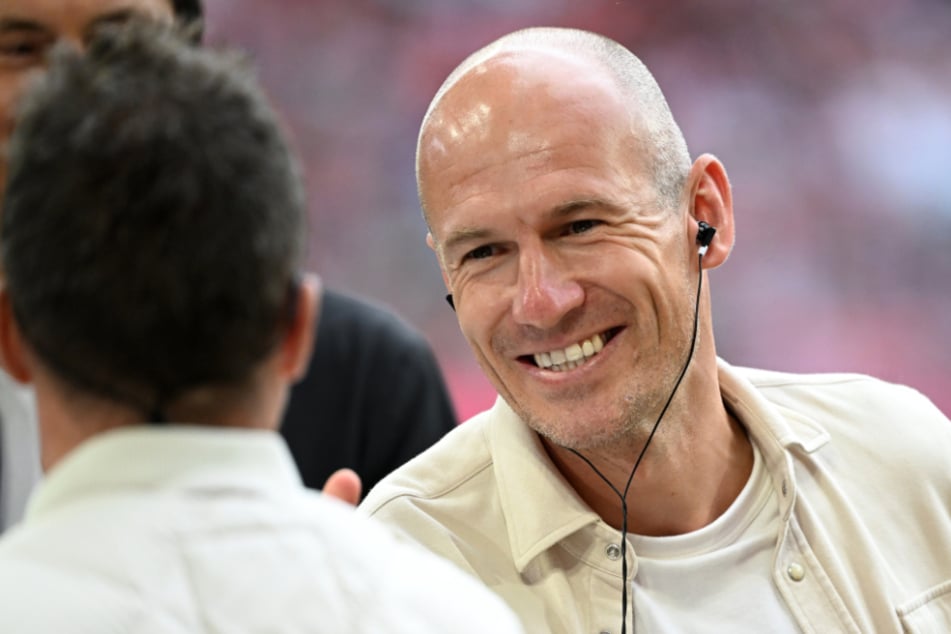 Arjen Robben (r.) rechnet mit einem Erfolg der Bayern im Topspiel gegen RB Leipzig.