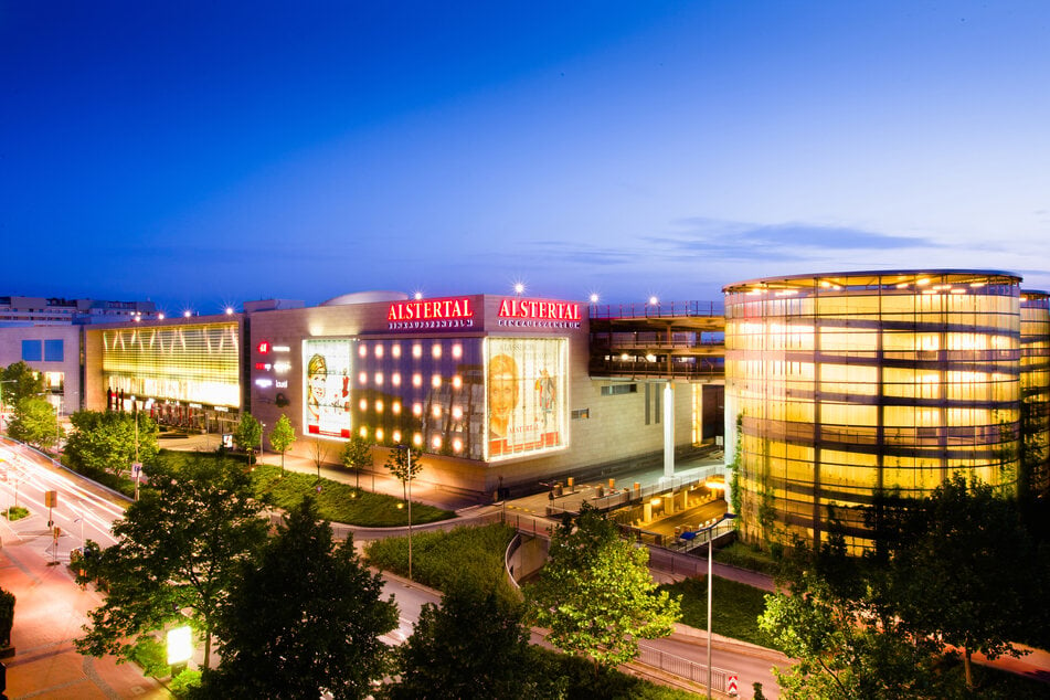 Das Alstertal-Einkaufszentrum (AEZ) zählt mit über 200 Geschäften und einer Verkaufsfläche von 59.000 Quadratmetern zu den größten Einkaufszentren Norddeutschlands.
