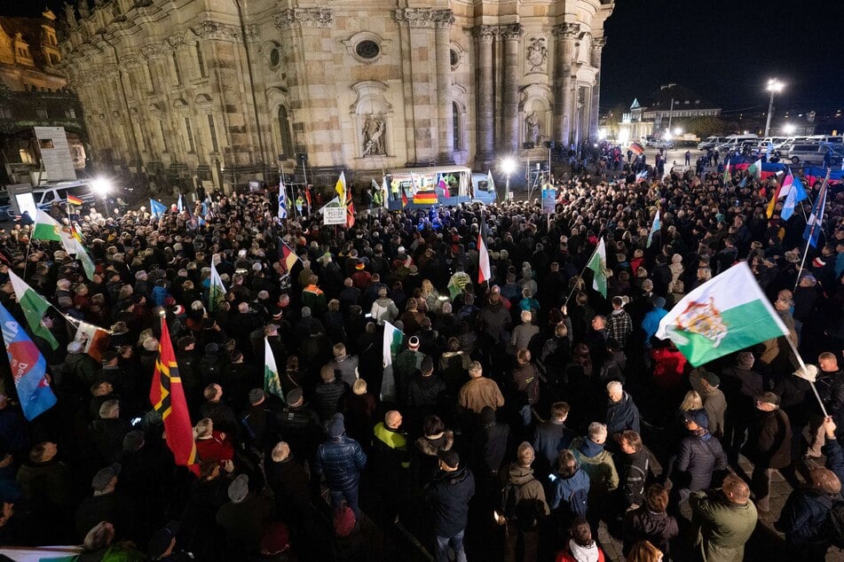 Im Zuge der PEGIDA-Montagsdemonstrationen versammelten sich Tausende Menschen auf Dresdens Straßen.