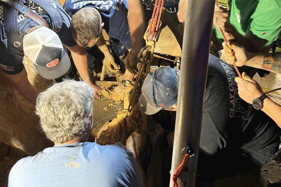 Zjednoczone siły ratownicze wyciągnęły Giddensa z jego błotnionego „więzienia”.