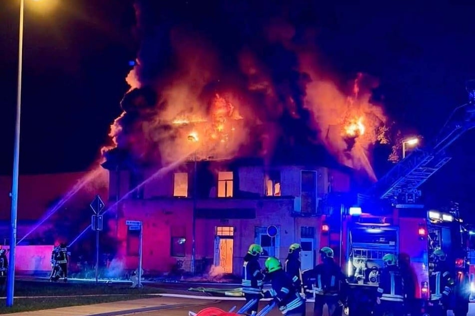 Der Dachstuhl des Gebäudes stand in Vollbrand.
