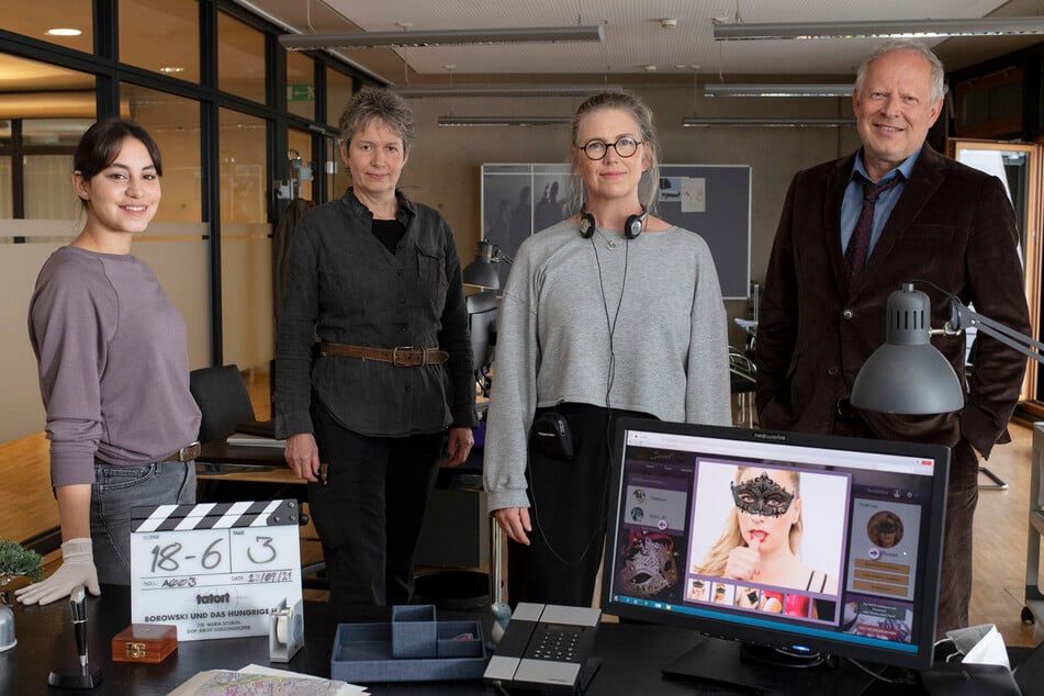 Das Team hinter "Borowski und das hungrige Herz" (v.l.n.r.): Almila Bagriacik (34, Sahin), Birgit Gudjonsdottir (62, Kamera), Maria Solrun (59, Regie) und Axel Milberg (68, Borowski).