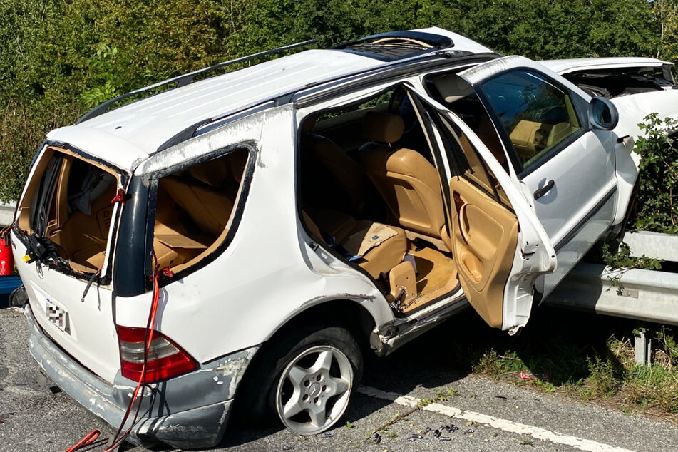 Verhängnisvoller Unfall auf der A62 bei Kusel: Ein weißer Mercedes wurde mehrfach über die Autobahn geschleudert, der Fahrer wurde schwer verletzt.