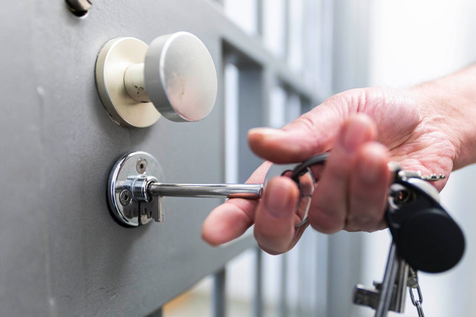 Wegen versuchten Totschlags und gefährlicher Körperverletzung muss ein Mann nach Attacken auf seine Frau in U-Haft. (Symbolbild)