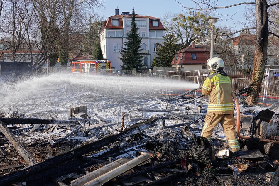 Die Polizei ermittelt wegen Brandstiftung: Am Sonnabend brannte eine alte Baracke an der Caspar-David-Friedrich-Straße ab.