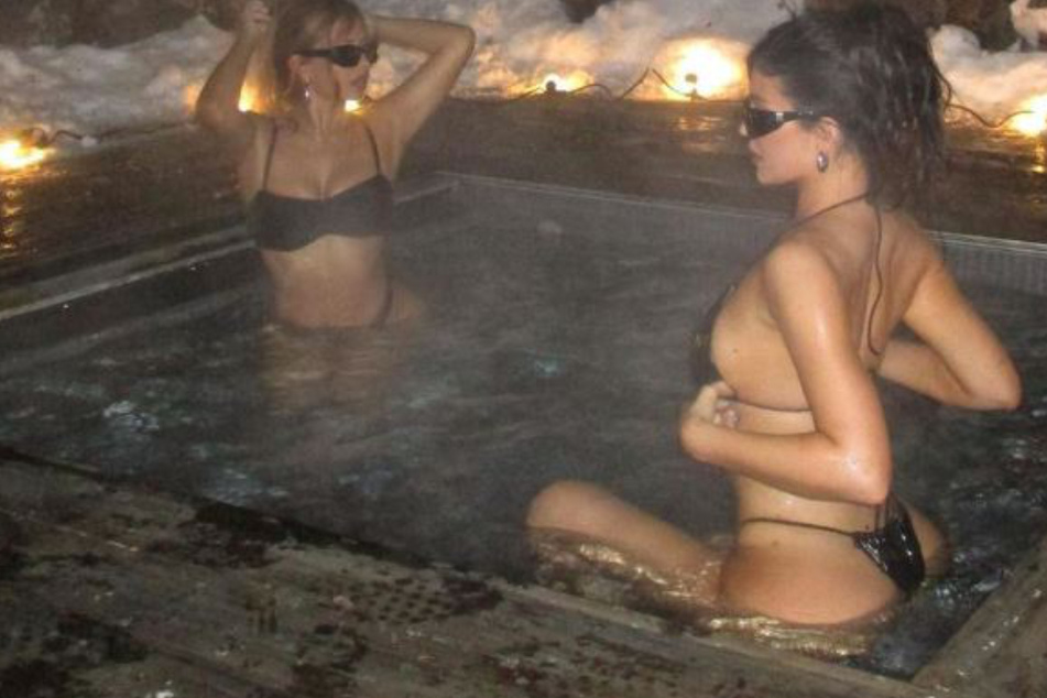 Kylie Jenner (25, rechts) und ihre Freundin Yris Palmer genießen mit ihren empfindlichen Äuglein das heiße Nass Aspens.