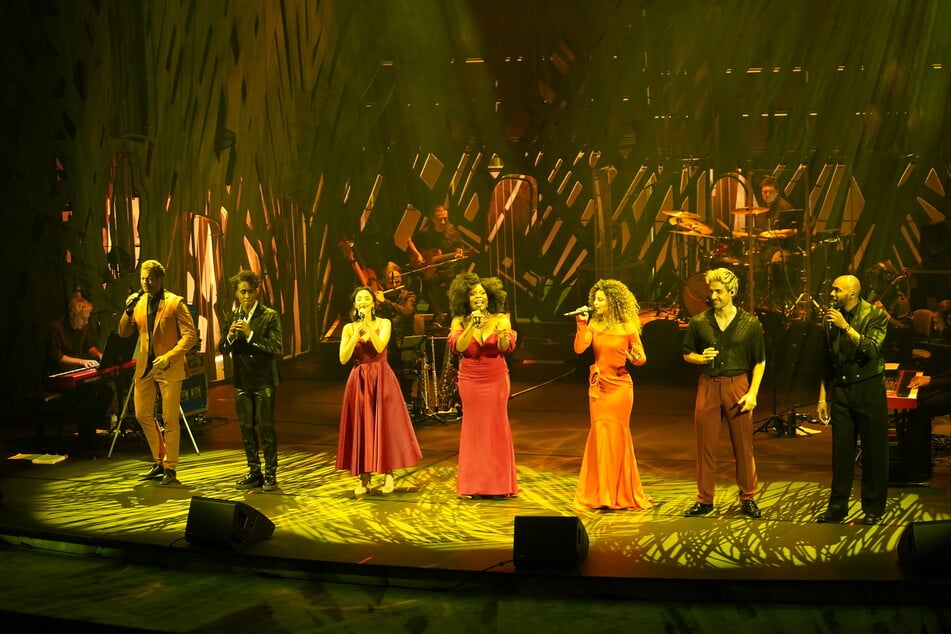 V.l.n.r.: Host Marc Seibert (47), Benét Monteiro (41), Abla Alaoui (36), Kristina Love (37), Patricia Meeden (39), Philipp Büttner (35) und Gino Emnes (50) präsentierten am Montagabend ein großes Repertoire bekannter Musical-Hits.