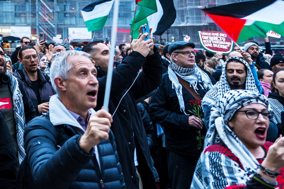 Trotz Verbots-Versuch durch die Frankfurter Stadtverwaltung versammelten sich zahlreiche Menschen zu einer propalästinensischen Demo in der Stadt.