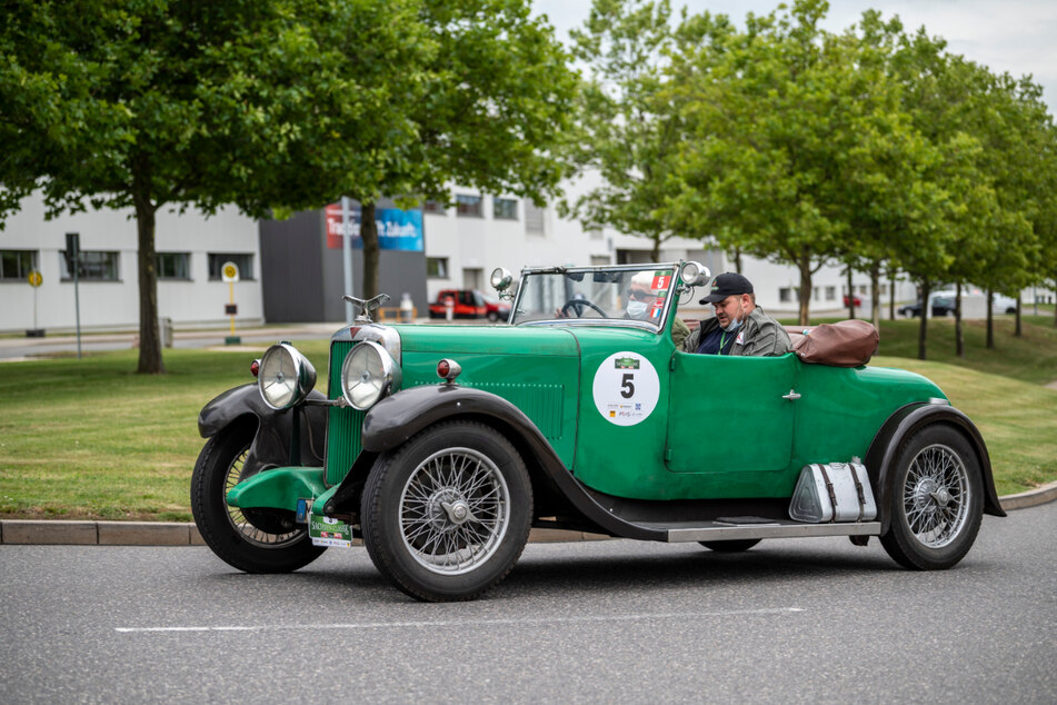 Rund 160 Oldtimer durchfuhren im vergangenen Jahr bei der Sachsen Classic das VW-Werk in Mosel. (Archivbild)