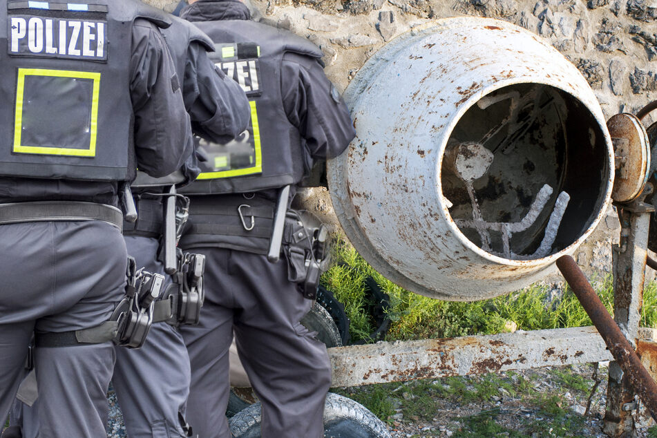 Fotomontage: Den Beamten berichteten die beiden Trunkenbolde, dass sie den Betonmischer soeben gefunden hätten (Symbolfoto).