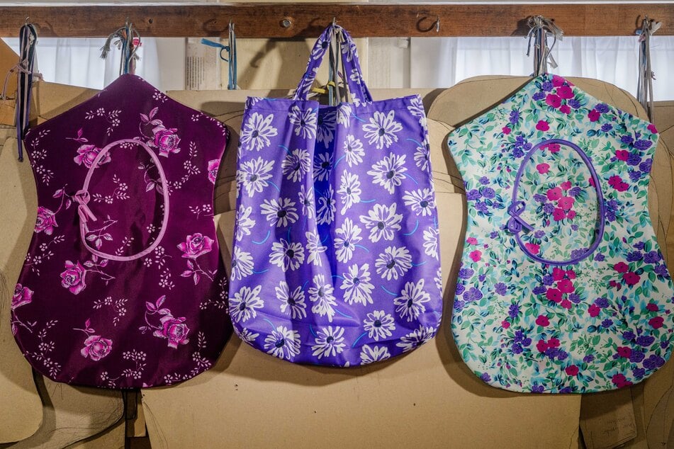 Aus Stoffresten entstehen Klammerkleidchen oder Einkaufsbeutel. Letztere können exakt 10 Bierflaschen transportieren.