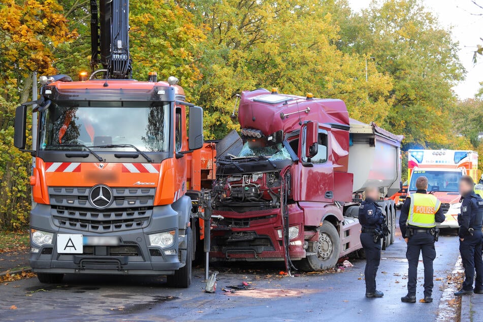 Durch den Unfall entstand eine 200 bis 300 Meter lange Ölspur auf der Marktstraße in Quickborn.
