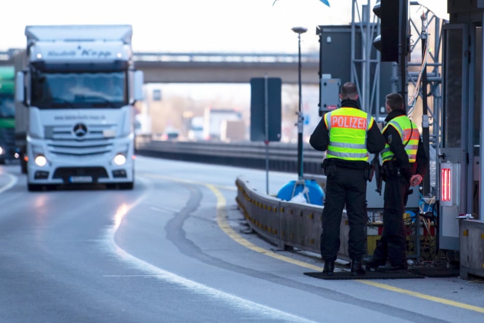 Polizisten stehen an der Autobahn 3 in der Nähe von Pocking an einer Kontrollstelle.