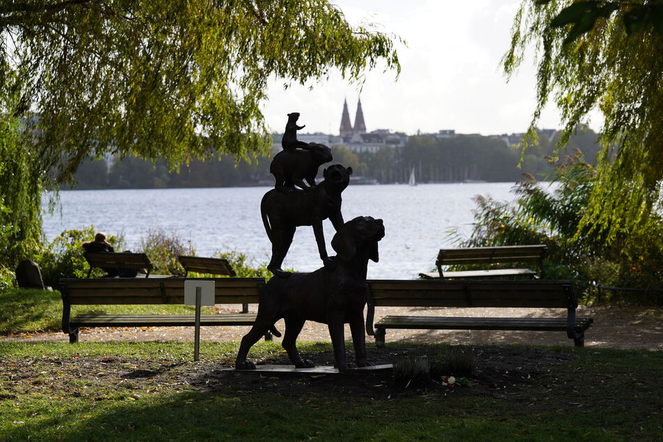 Die Skulptur "Hamburger Stadtmusikanten" am Ufer der Außenalster in Hamburg.