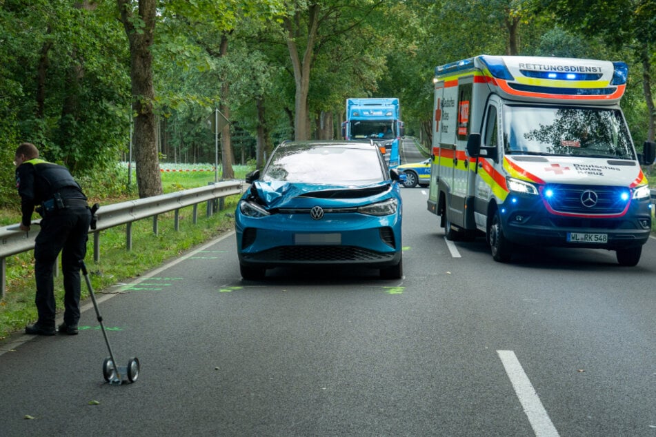 Auf der B3 in Welle hat sich am Freitag ein tödlicher Unfall ereignet. Ein VW erfasste einen Fußgänger, der noch an Ort und Stelle verstarb.