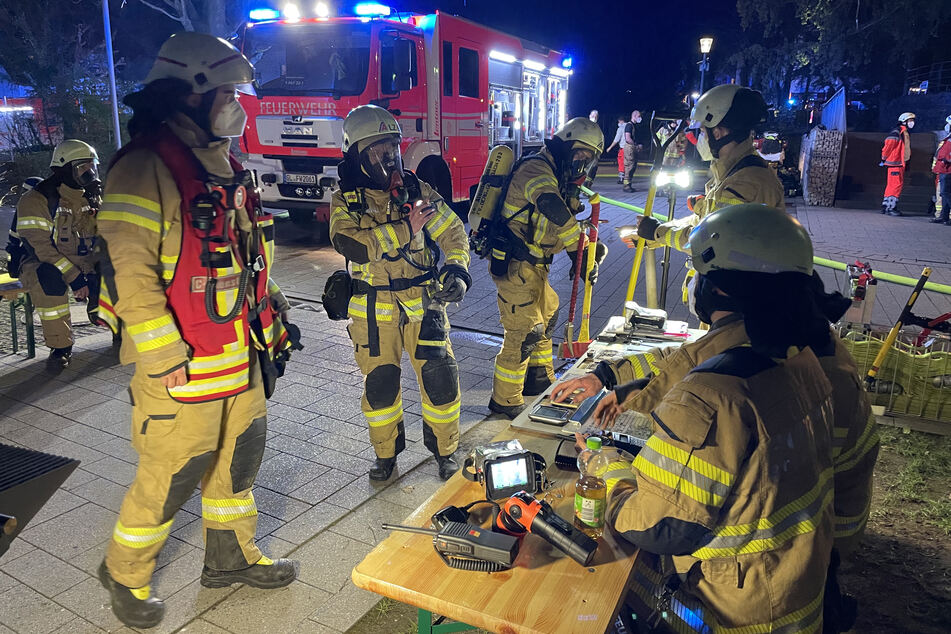 Der Einsatz war nach Angaben der Feuerwehr gegen 21.30 Uhr wieder beendet.
