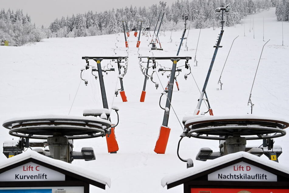 Die Skilifte müssen wegen den Infektionsschutzmaßnahmen weiter still stehen. (Archiv)