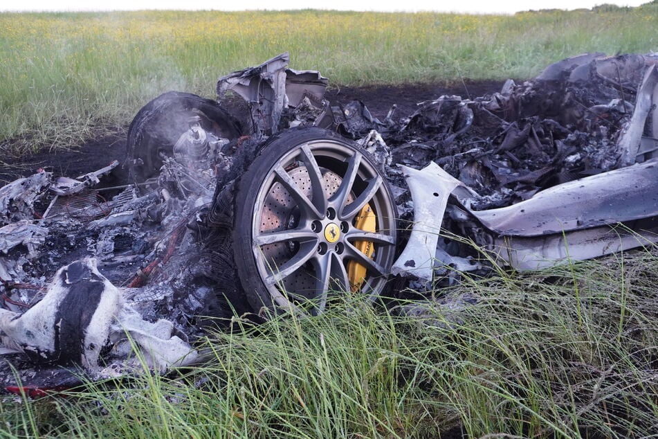 Unfall A96: Mit mehr als 200 km/h! Ferrari-Fahrer verliert Kontrolle, Sportwagen brennt komplett aus