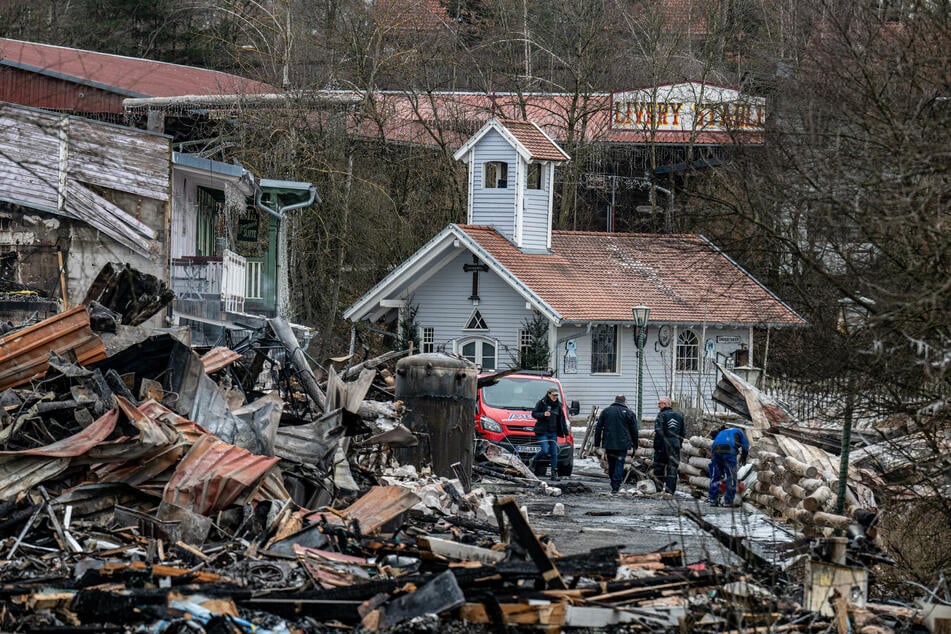 Trümmer liegen nach einem Großbrand im Januar 2024 auf dem Gelände der Westernstadt "Pullman City".