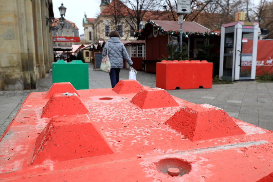 Genau solche Poller, wie hier 2018 auf dem Magdeburger Weihnachtsmarkt, sollen vor Anschlägen schützen.