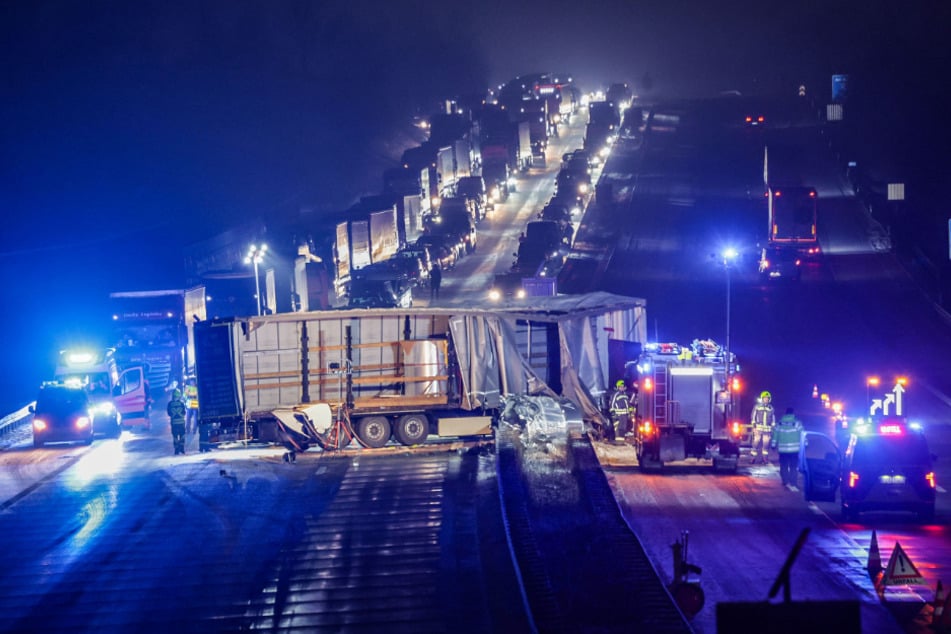 Bis in die Morgenstunden war die A4 voll gesperrt.