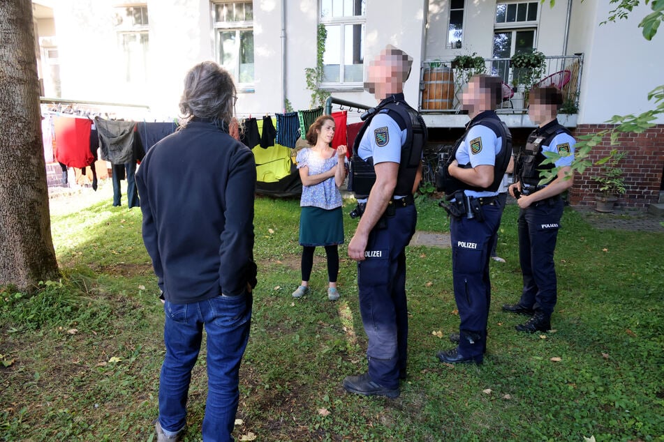 Am Donnerstag rückte die Polizei zum erneuten Fällversuch des Baumes an.