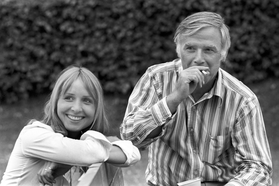 Diana Körner und der Schauspieler Joachim Fuchsberger während einer Drehpause zum Film "Das fliegende Klassenzimmer" im Jahr 1973.