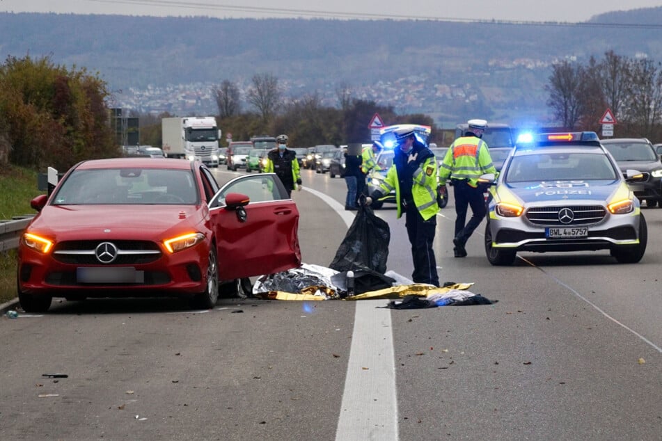 Unfall A81: Mann hat Panne auf der Autobahn: Da erfasst ihn ein Volkswagen!