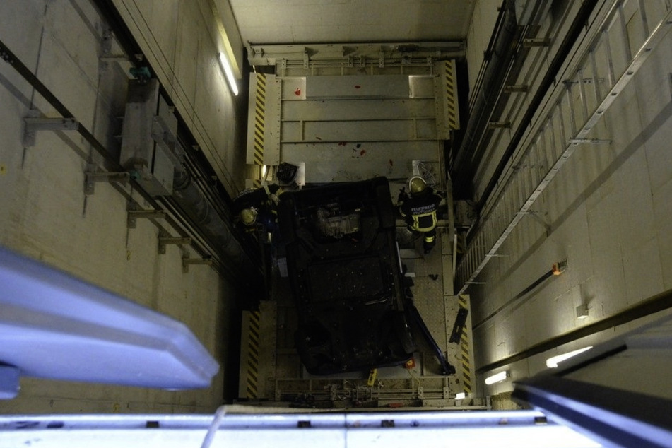 Unfall in Aufzugsschacht: Auto stürzt mehrere Meter in die Tiefe