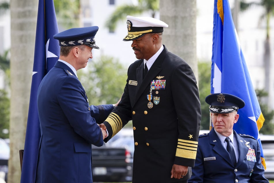 Admiral Alvin Holsey (c.) announced in mid-October that he would leave his position as head of US Southern Command, which is responsible for American forces operating in Central and South America.