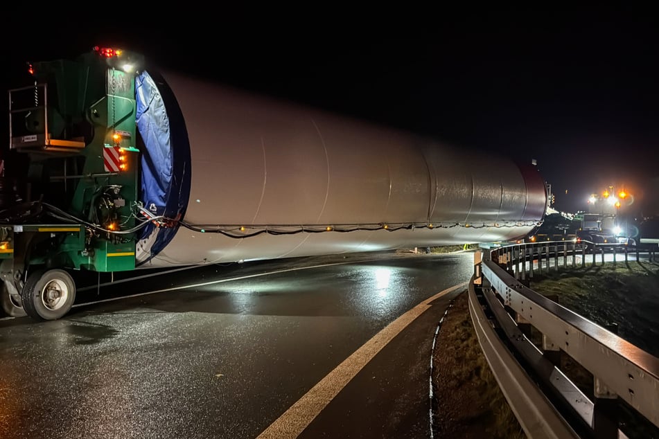 Schwertransport kommt nicht um die Kurve: Lkw steckt auf A60 fest