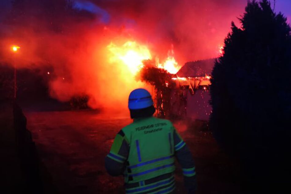 Feuerwehreinsatz in Cottbus: Carport und Nebengebäude stehen in Flammen