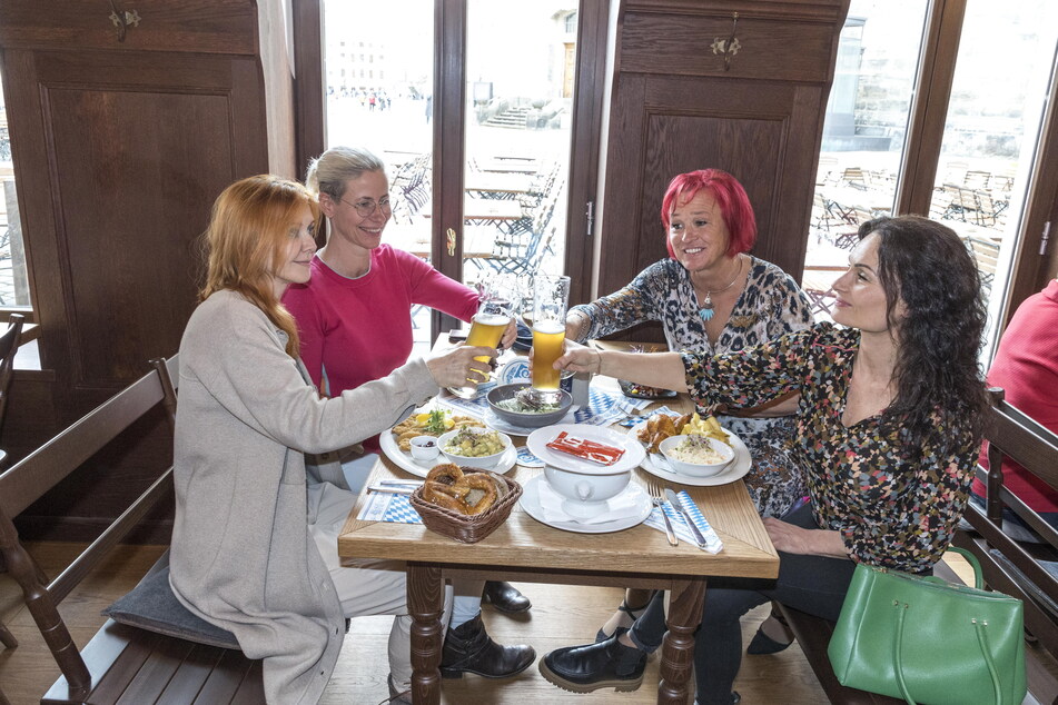 Die Mädels lassen es sich im "Augustiner" schmecken: Susan Christine Fuchs (46, v.l.), Yvonne Petschow (46), Dana Mehlich (50) und Daniela Fuchs (49).