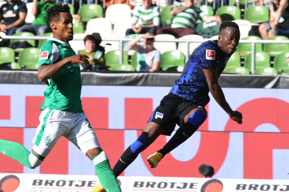 Dodi Lukebakio (r.) trifft zum 2:0. Theodor Gebre Selassie kann den Einschlag nicht verhindern.