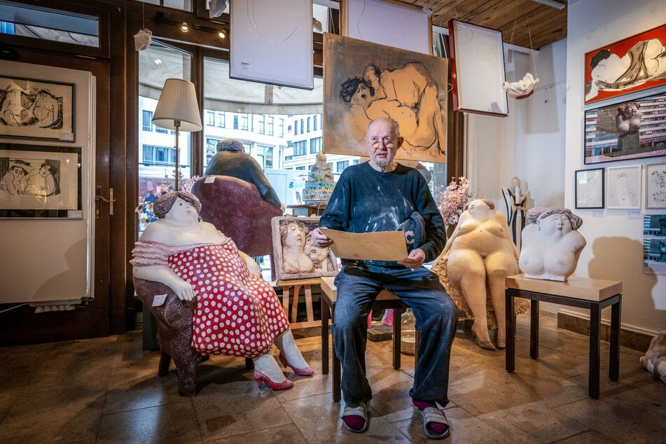Der Chemnitzer Künstler Karl-Heinz Richter (79) sitzt inmitten seiner Figuren in der Galerie Schmidt-Rottluff.