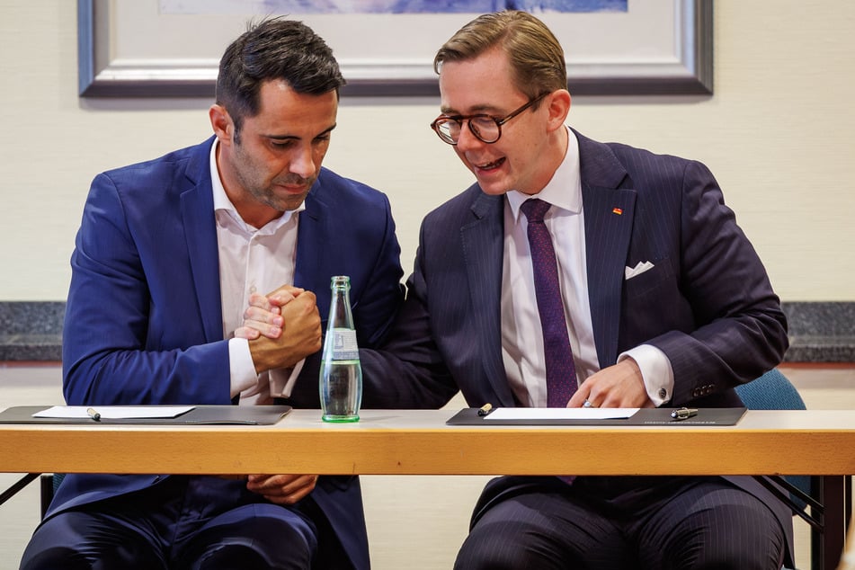 CDU-Spitzenkandidat Daniel Peters (45, l.) und Philipp Amthor (33), Staatsminister für Bund-Länder-Zusammenarbeit im Bundeskanzleramt, zu Beginn der Sitzung des CDU-Landesvorstands im Beratungsraum in Schwerin.