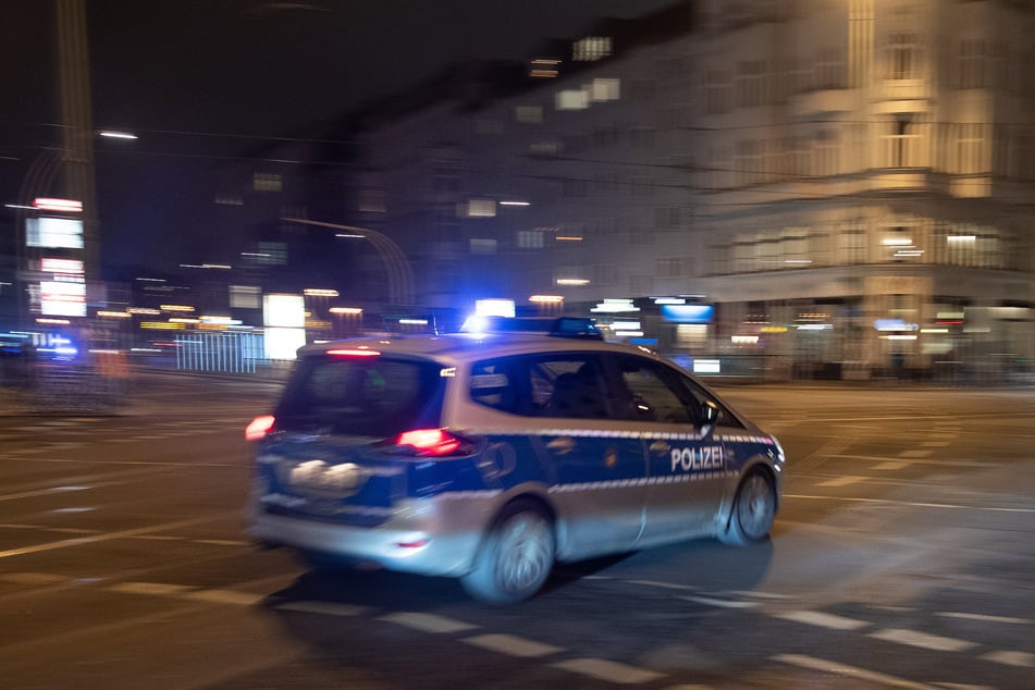 Der Polizeiwagen stieß im Einsatz mit einem Auto zusammen. (Symbolbild)