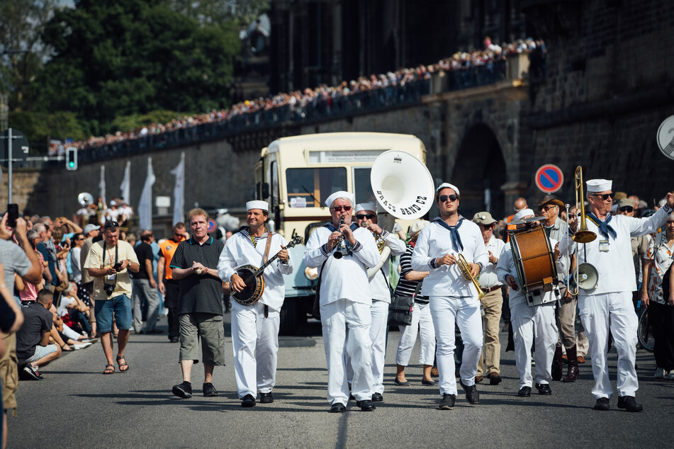 Musiker der Band "Brass Band Rakovnik" aus Tschechien spielen zur Dixieland-Parade in der Altstadt.