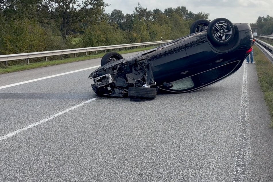 Auto landet nach A27-Unfall auf dem Dach: Mann läuft auf Gegenfahrbahn
