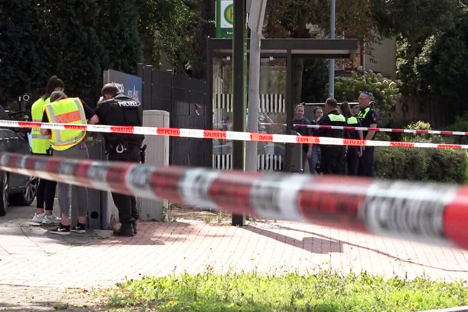 Die Polizei sichert den Tatort rund um den Bahnhof in Sarstedt.