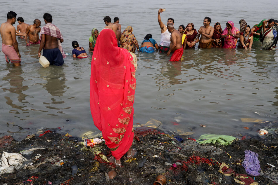 Pilger drängen sich im Fluss Hugli, ein Mündungsarm des Ganges, um während des hinduistischen Festes Makar Sankranti ein rituelles Bad zu nehmen.